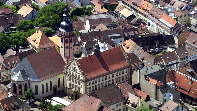 Rathaus und Evangelische Stadtkirche Durlach Bild Samuel Degen.jpg